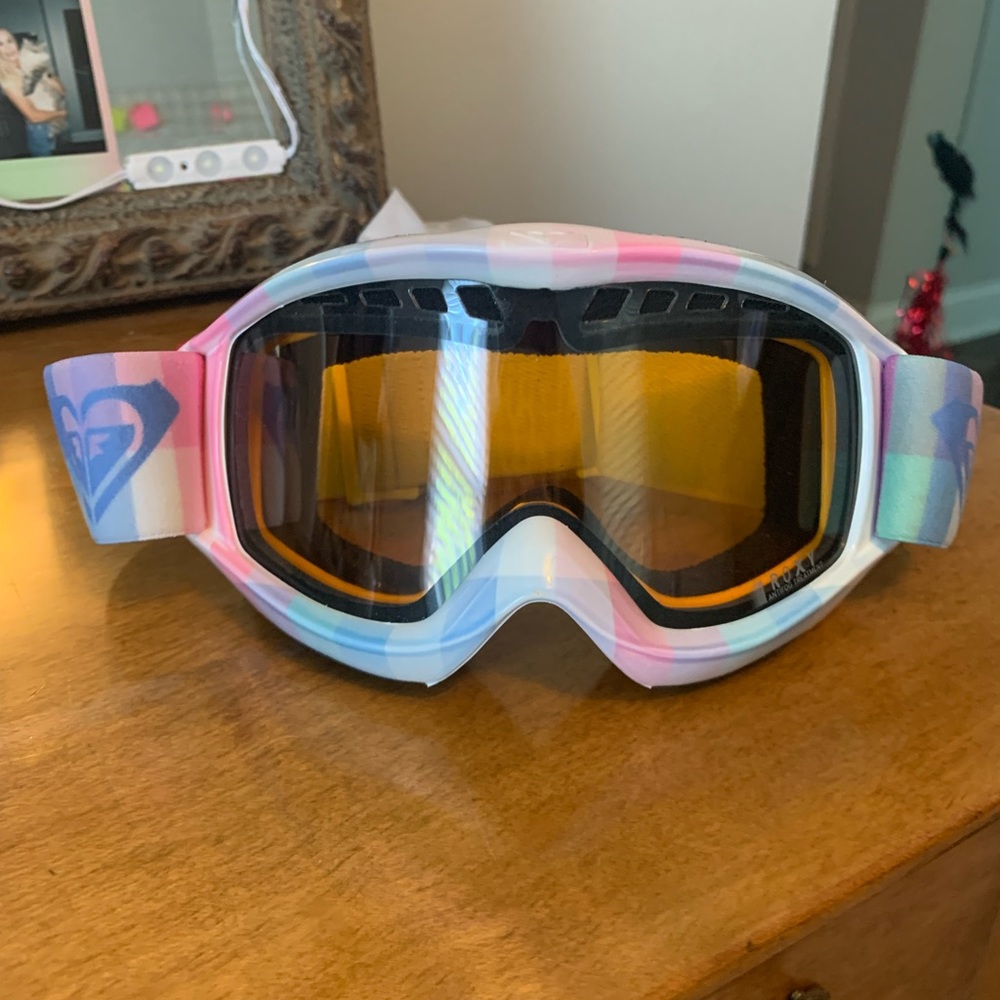 LIKE NEW… Roxy Goggles